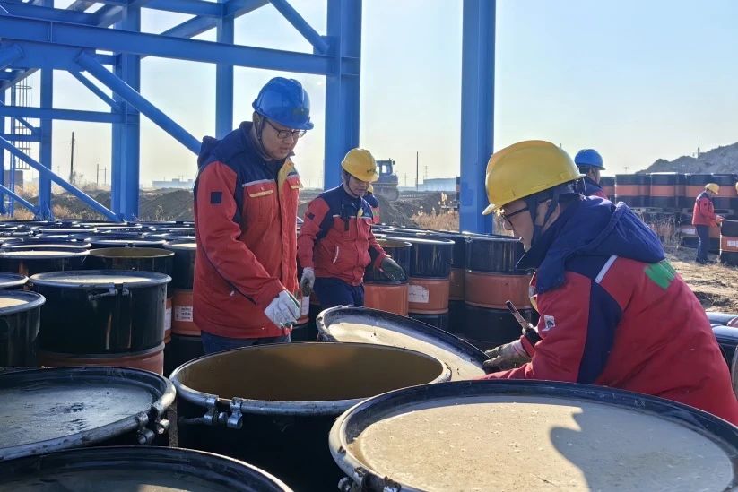 沈阳聚鼎机器人制造有限责任公司東營(ying)闆塊組織開展(zhan)振華化工火炬(jù)區廢舊物品清(qing)理會戰